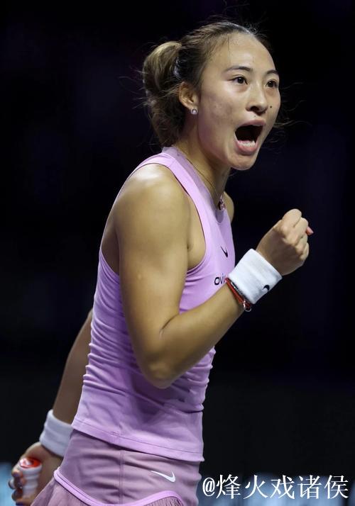 郑钦文换拍高芙发球空门,赛场现趣味一幕 郑钦文换拍高芙发球空门,赛场现趣味一幕