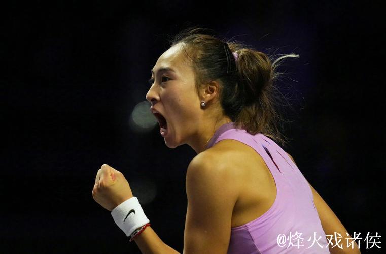 郑钦文换拍高芙发球空门,赛场现趣味一幕 郑钦文换拍高芙发球空门,赛场现趣味一幕