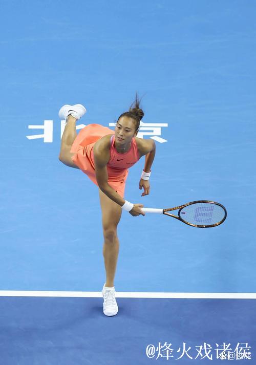 郑钦文换拍高芙发球空门,赛场现趣味一幕 郑钦文换拍高芙发球空门,赛场现趣味一幕