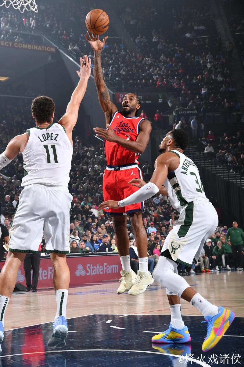 伦纳德全场出战37分钟，18投9中，得到21分4篮板3助攻1抢断